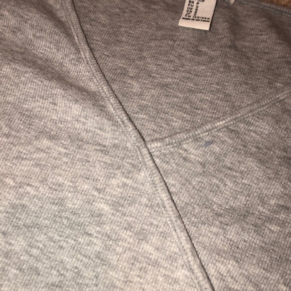 Gray cross front tee - Picture 2 of 3